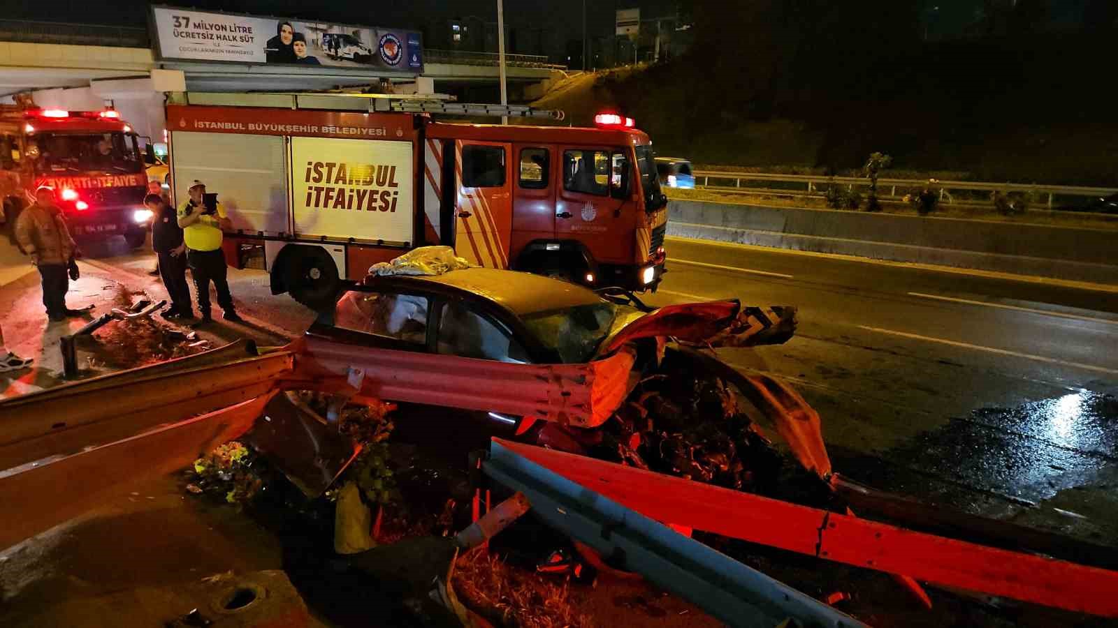 Bayrampaşa’da kontrolden çıkan otomobil bariyerlere saplandı