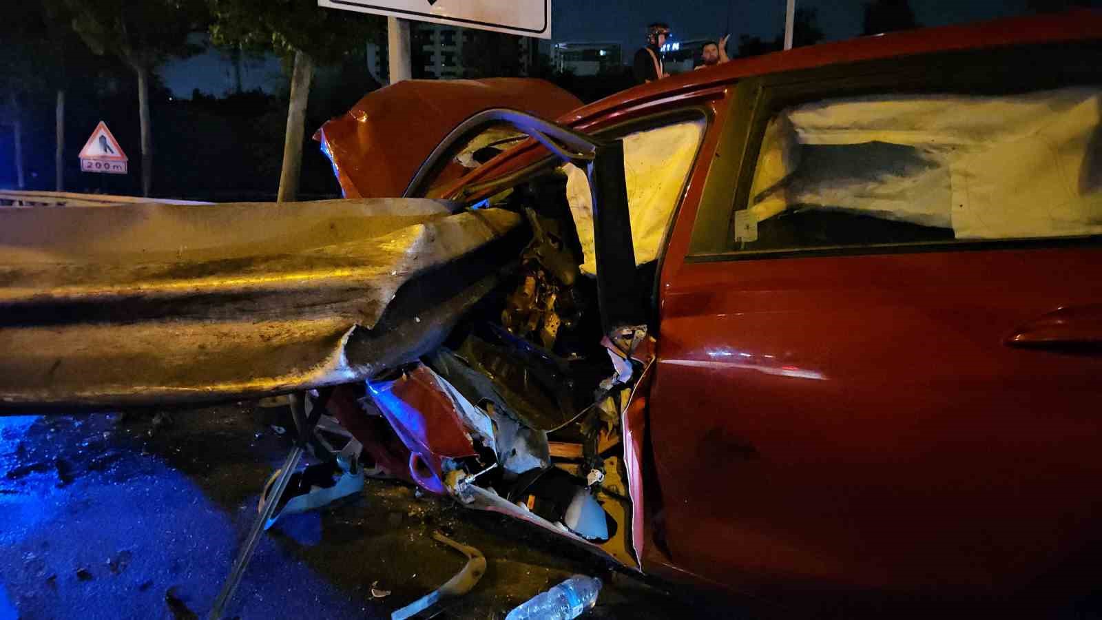 Bayrampaşa’da kontrolden çıkan otomobil bariyerlere saplandı