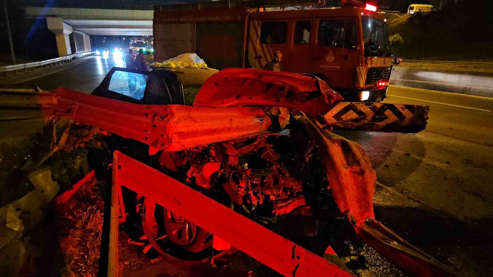 Bayrampaşa’da kontrolden çıkan otomobil bariyerlere saplandı