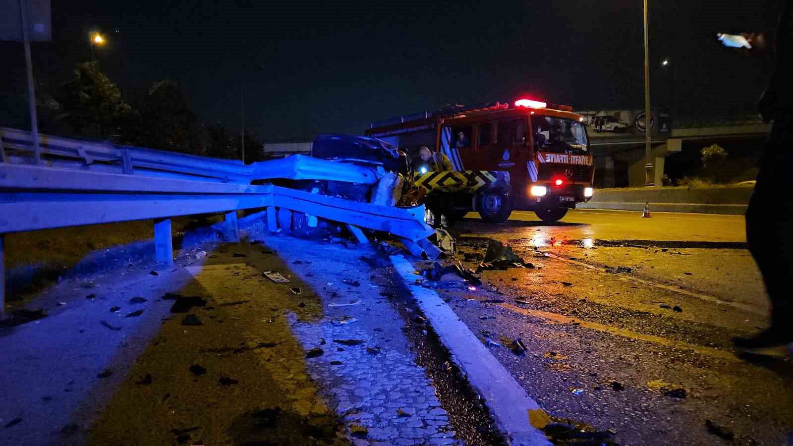 Bayrampaşa’da kontrolden çıkan otomobil bariyerlere saplandı