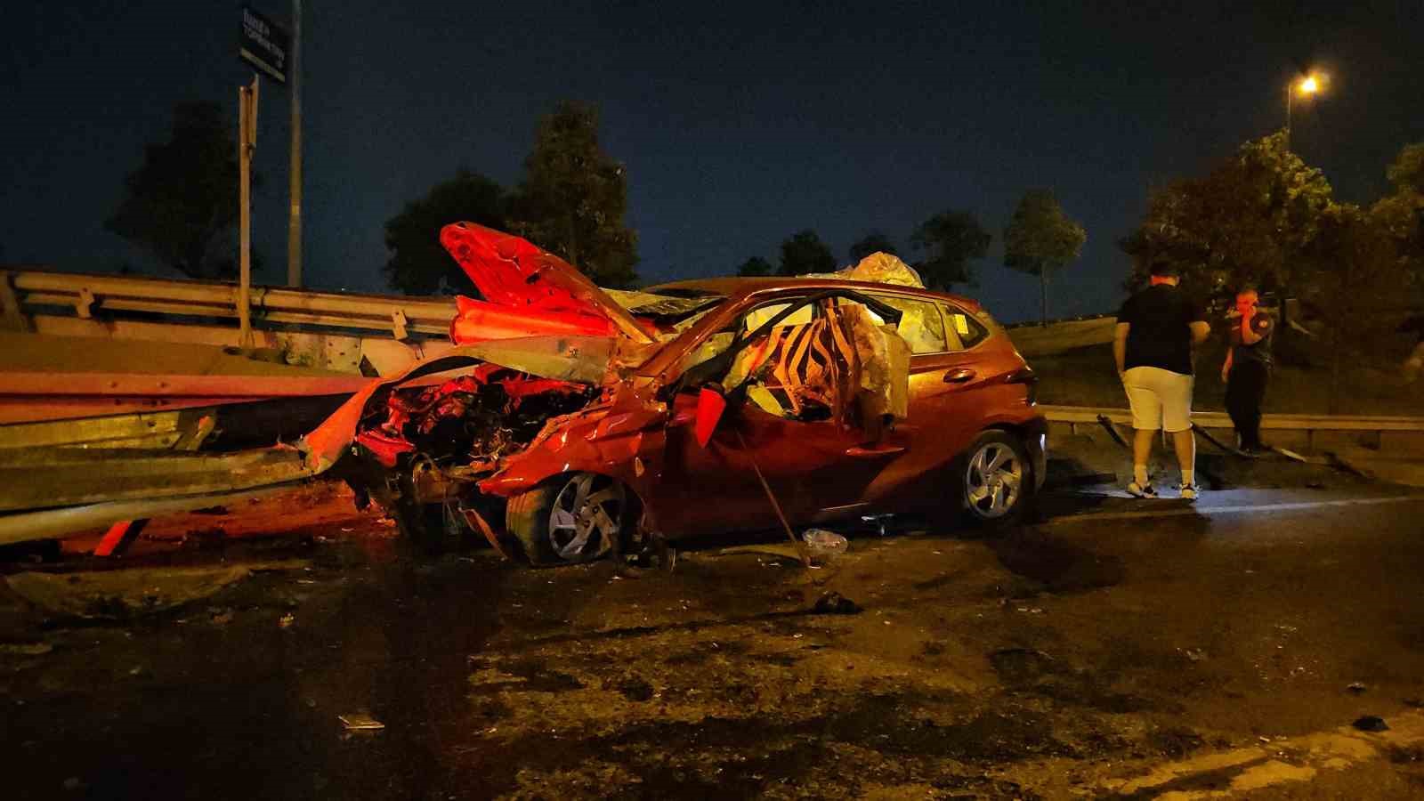 Bayrampaşa’da kontrolden çıkan otomobil bariyerlere saplandı