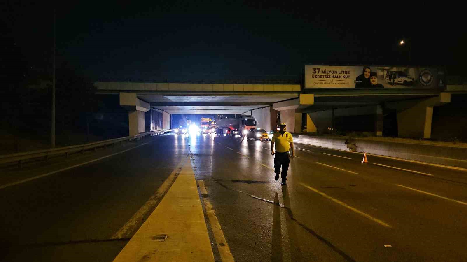 Bayrampaşa’da kontrolden çıkan otomobil bariyerlere saplandı