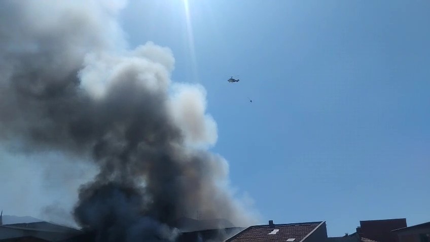 Tarihi çarşıdaki yangında çevre işyerleri tahliye edildi