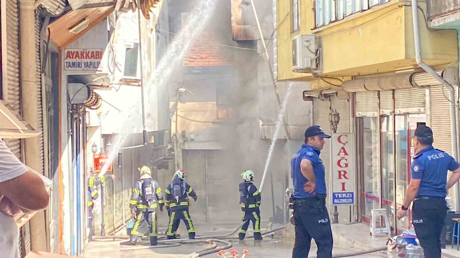 Tarihi çarşıdaki yangında çevre işyerleri tahliye edildi