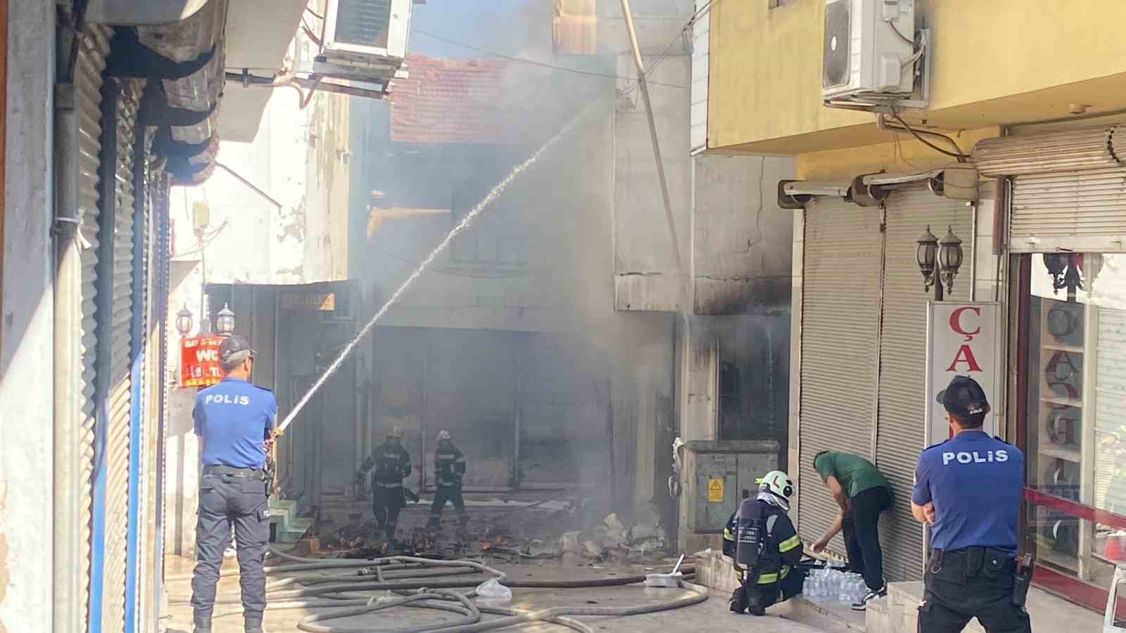 Tarihi çarşıdaki yangında çevre işyerleri tahliye edildi