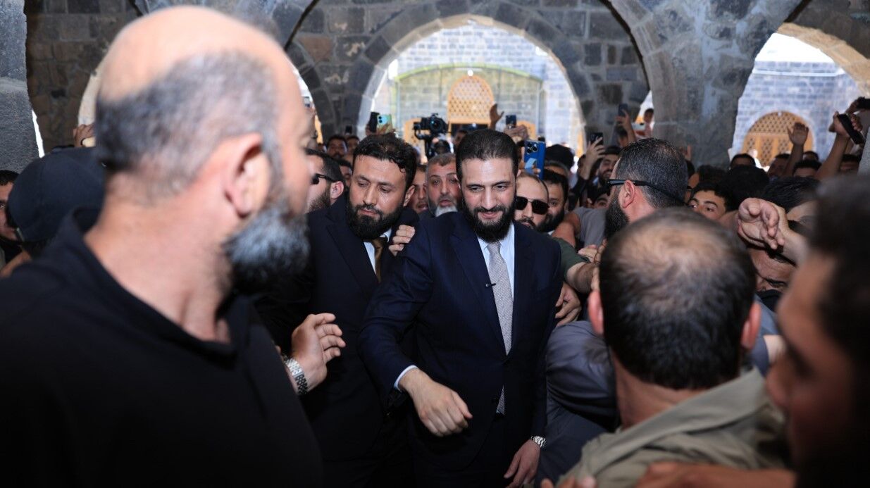 Suriye Devlet Başkanı Şara, ilk kez ziyaret ettiği Dera'da yoğun ilgi gördü