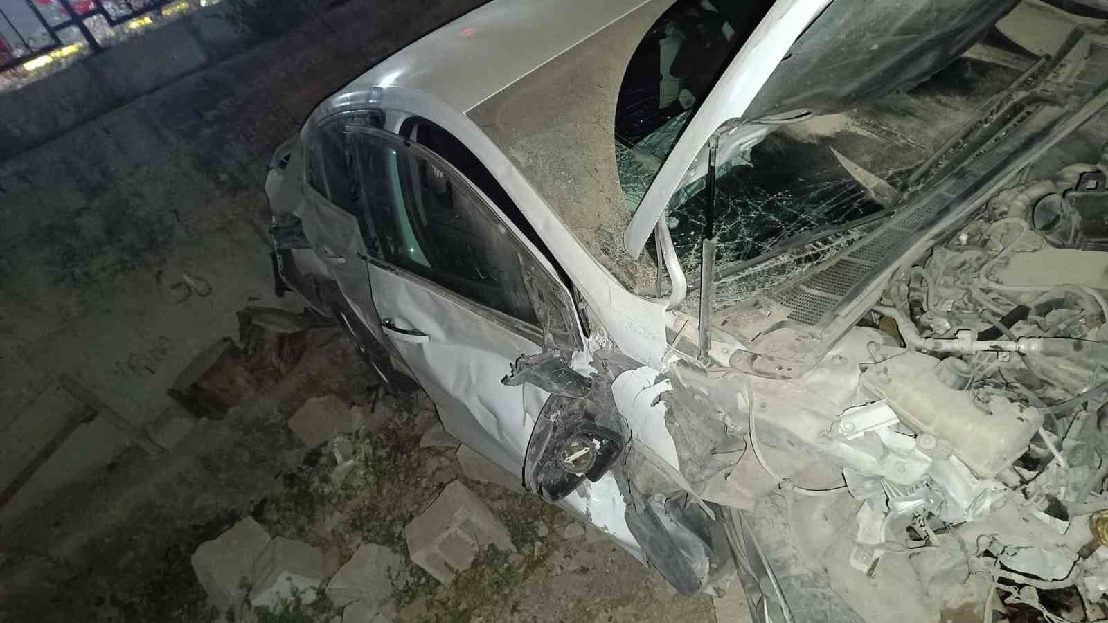 Van’da otomobil duvara çarptı: 1 yaralı