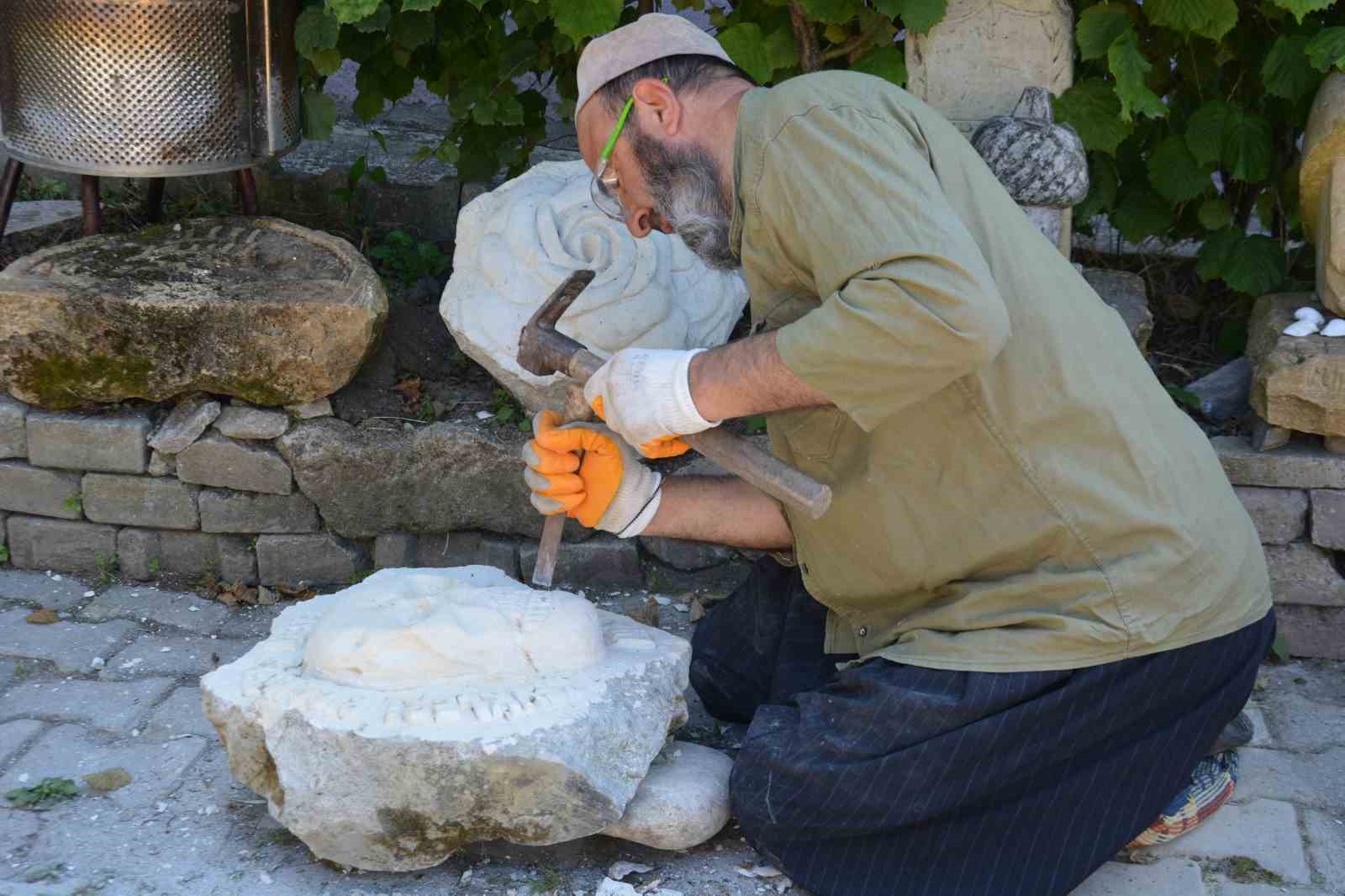 Taşlara kazınan bir tutku: Evinin bahçesini, Türk-İslam Eserleri Müzesi’ne çevirdi