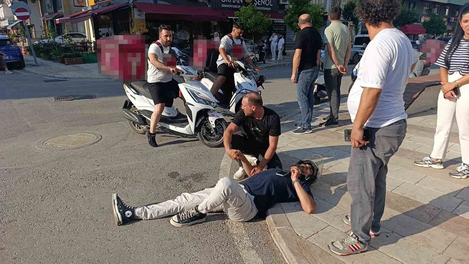Başını kaldırıma çarpan motosikletli kask sayesinde kazayı ucuz atlattı