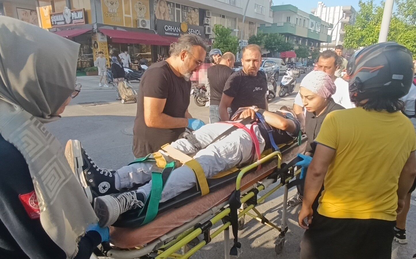 Başını kaldırıma çarpan motosikletli kask sayesinde kazayı ucuz atlattı