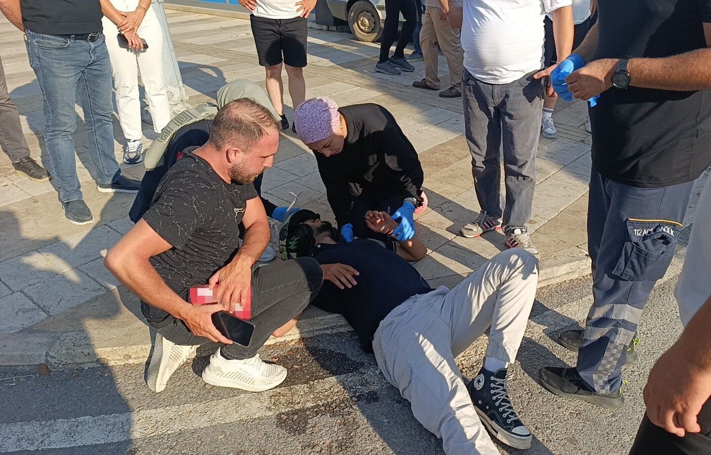 Başını kaldırıma çarpan motosikletli kask sayesinde kazayı ucuz atlattı