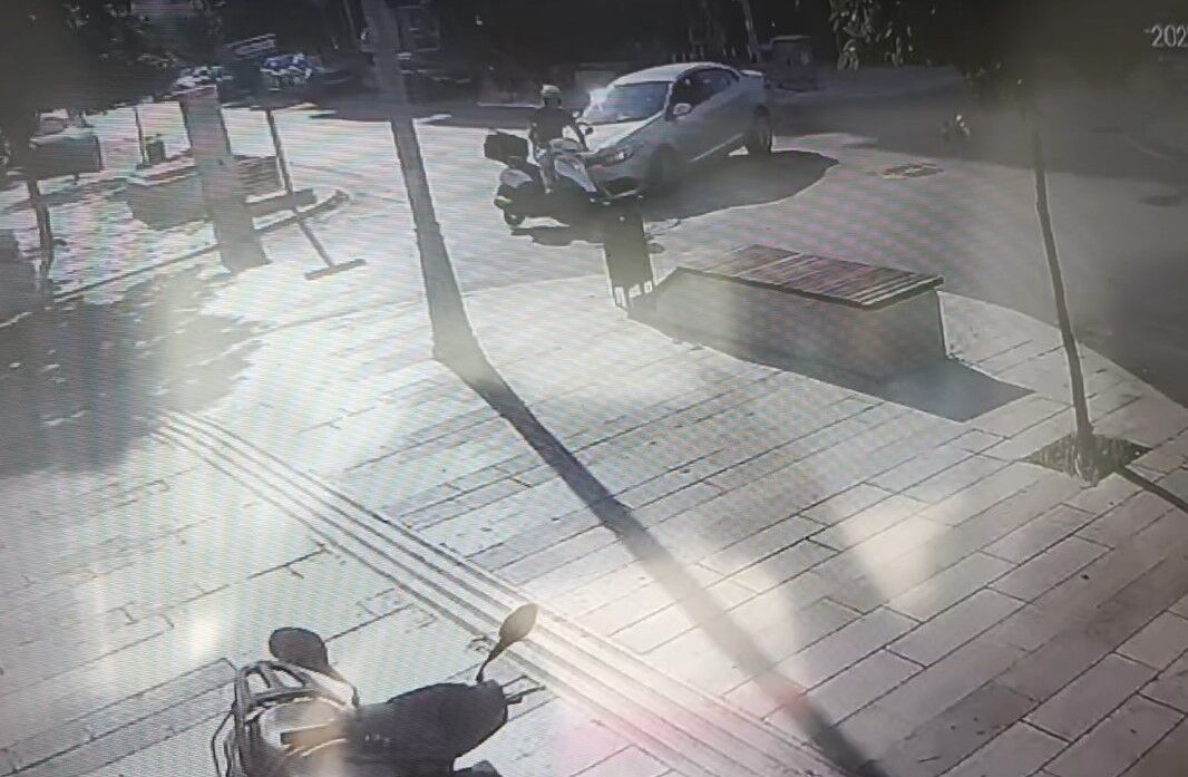 Başını kaldırıma çarpan motosikletli kask sayesinde kazayı ucuz atlattı