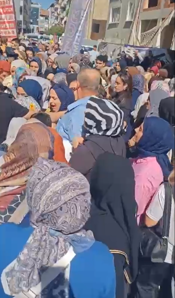 Yalova’da mağaza açılışında indirim izdihamı