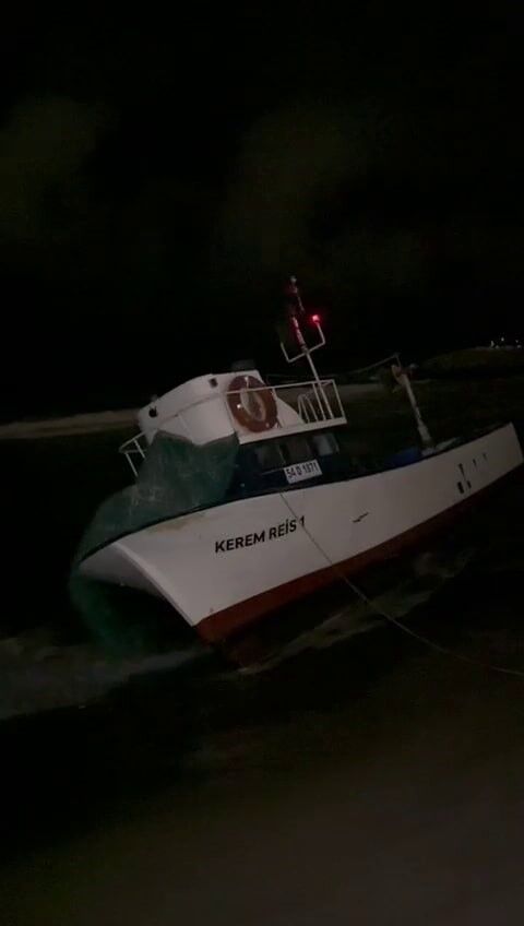 Sakarya’da 8 metrelik balıkçı teknesi karaya oturdu