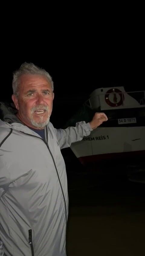 Sakarya’da 8 metrelik balıkçı teknesi karaya oturdu