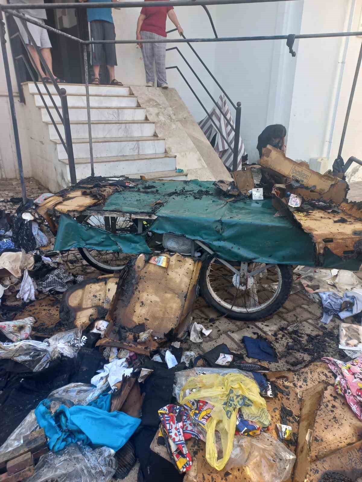 Evinin önündeki tekstil ürünleri tezgahı küle döndü