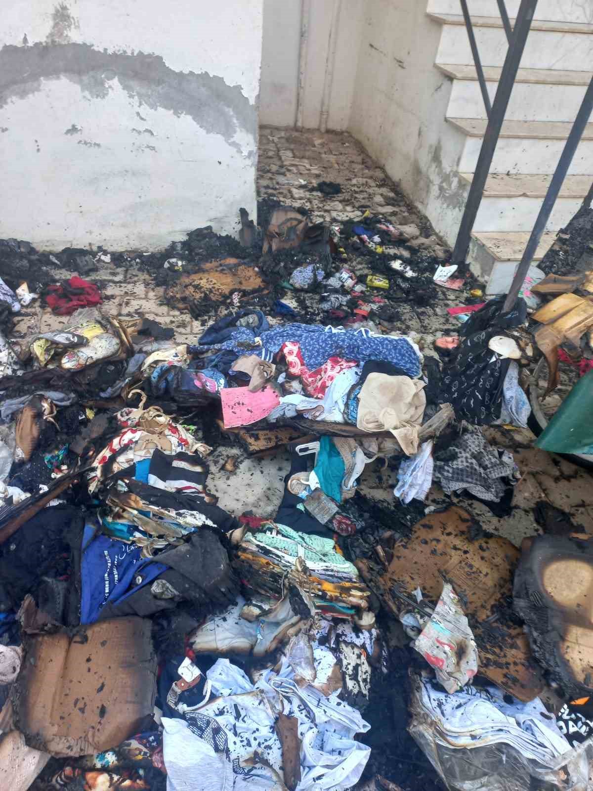 Evinin önündeki tekstil ürünleri tezgahı küle döndü