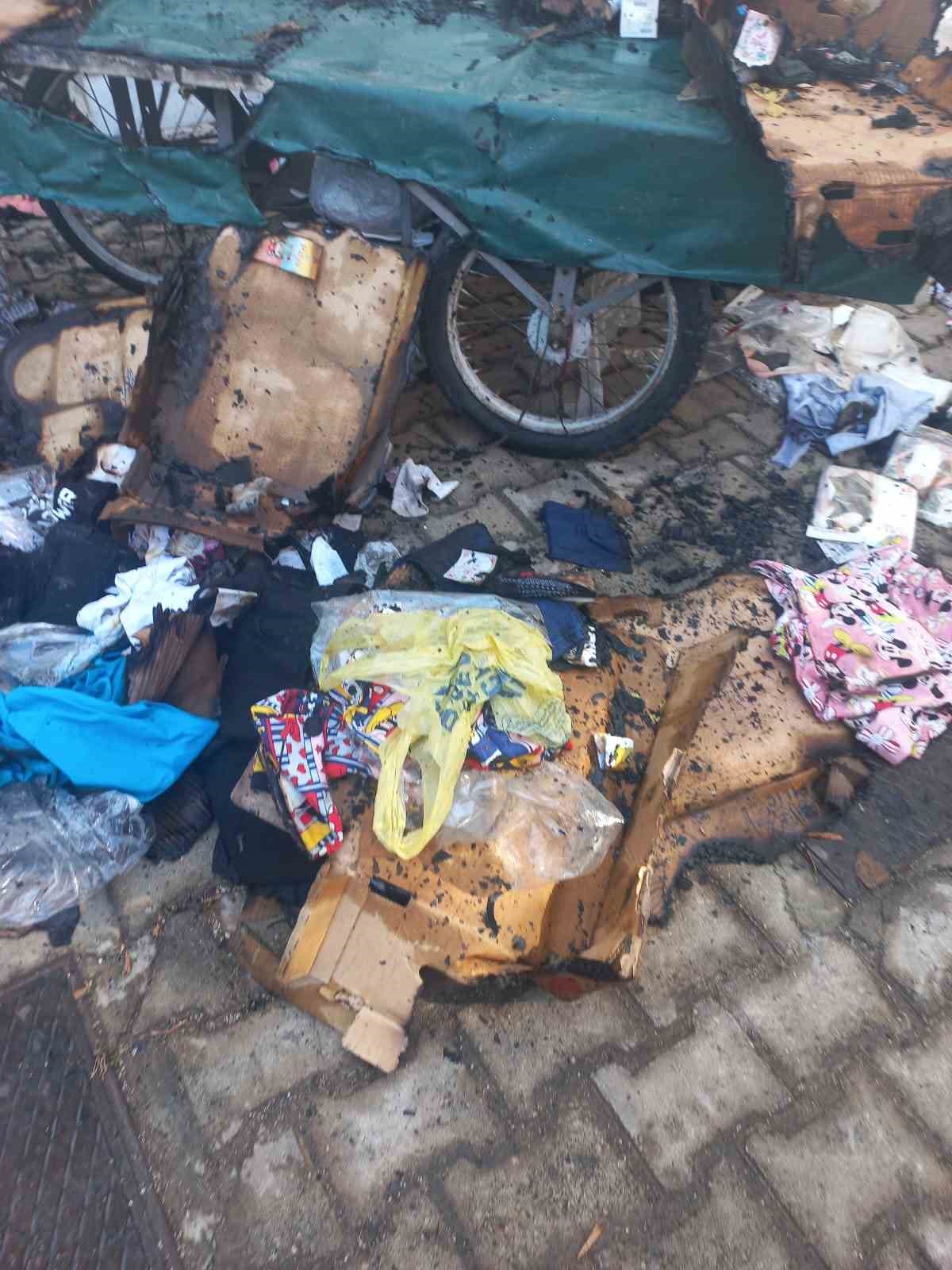 Evinin önündeki tekstil ürünleri tezgahı küle döndü