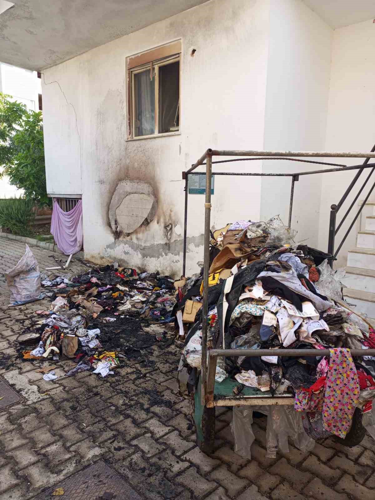 Evinin önündeki tekstil ürünleri tezgahı küle döndü