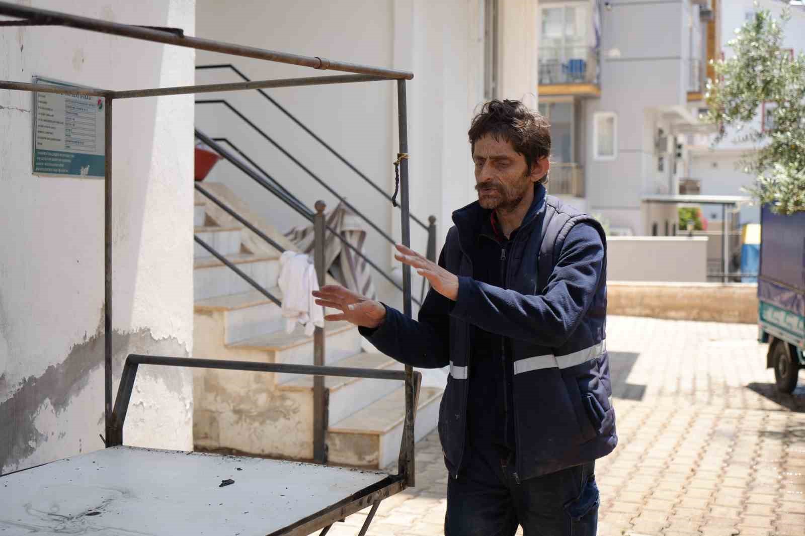 Evinin önündeki tekstil ürünleri tezgahı küle döndü