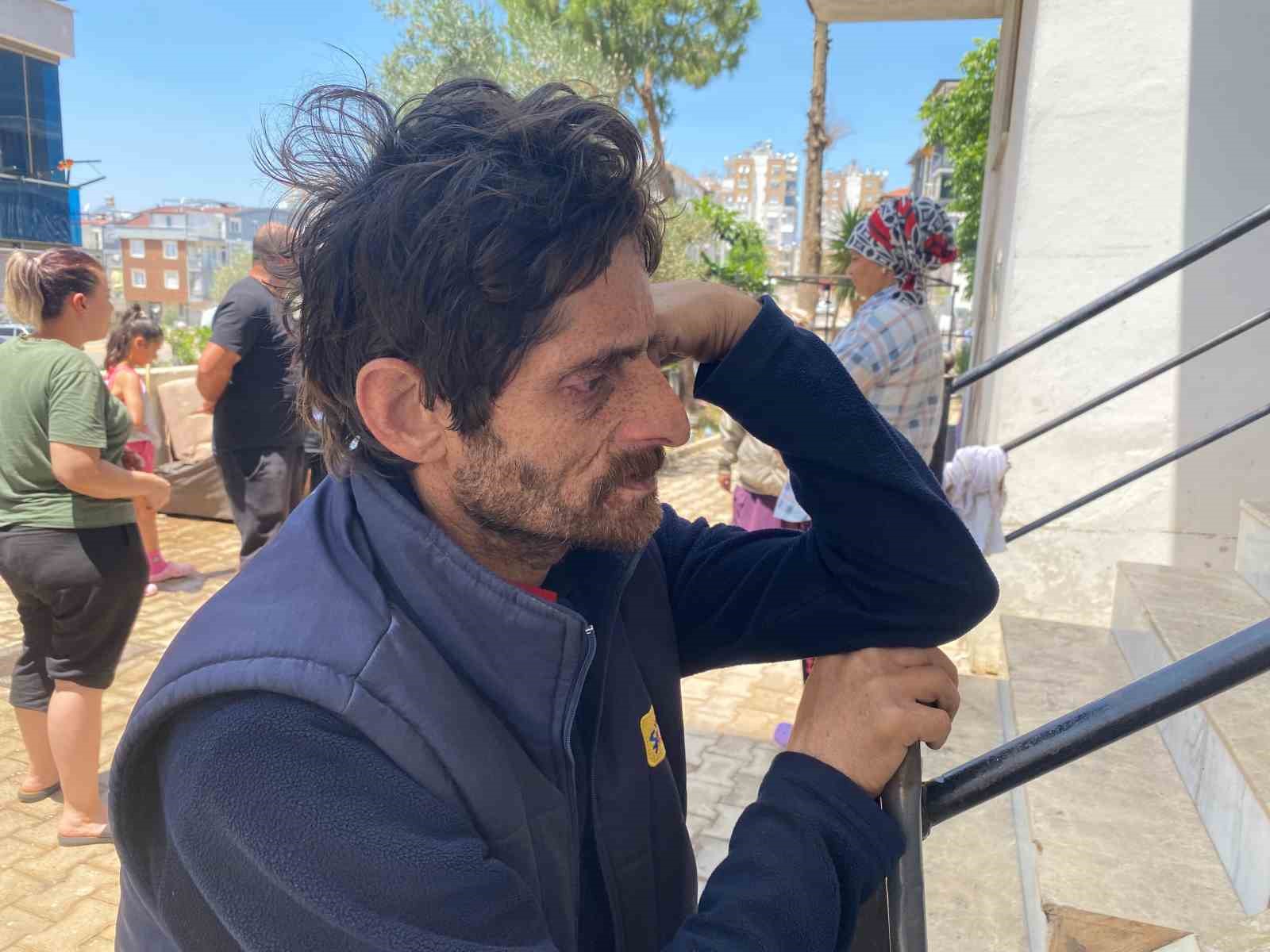 Evinin önündeki tekstil ürünleri tezgahı küle döndü