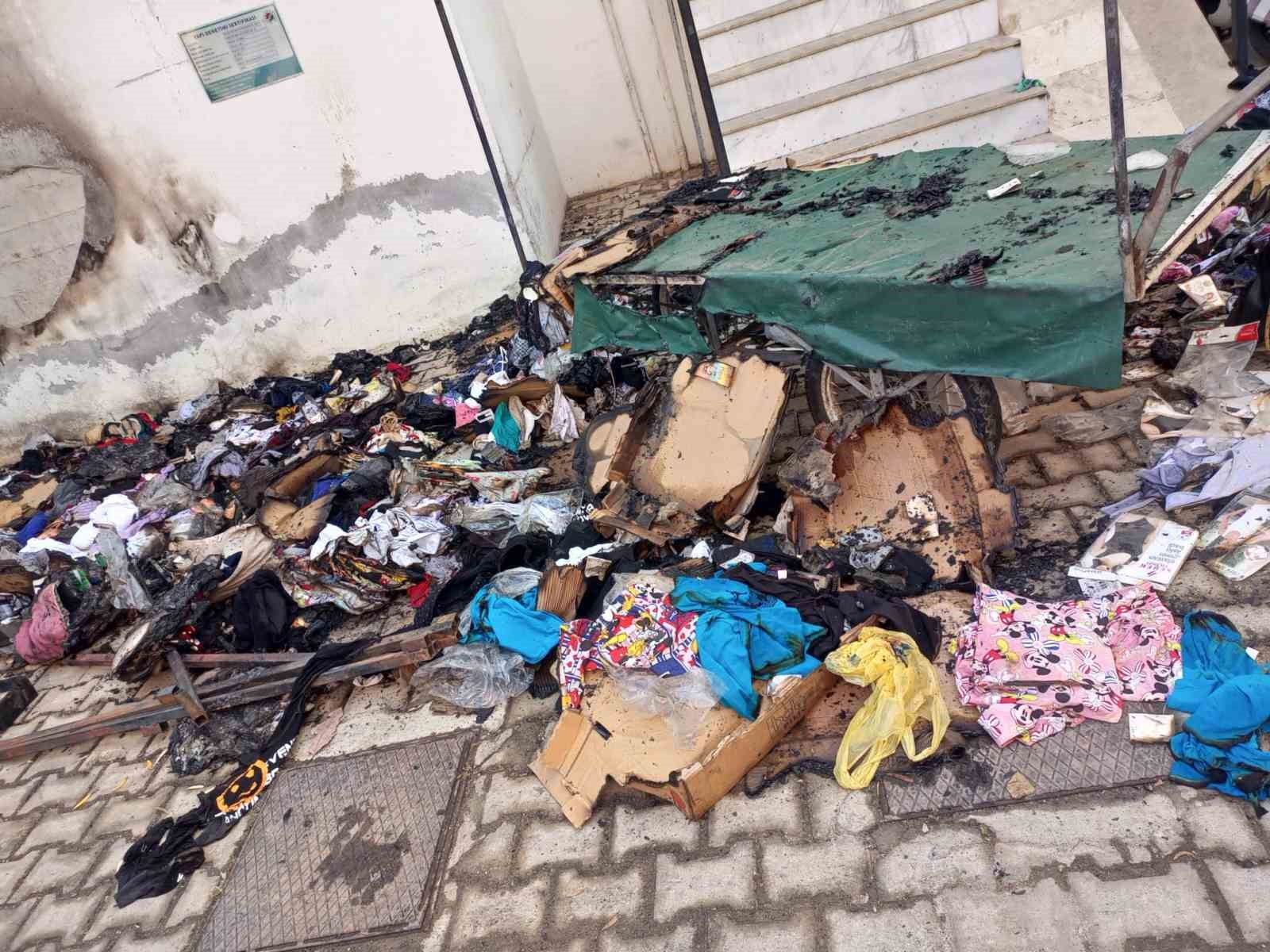 Evinin önündeki tekstil ürünleri tezgahı küle döndü