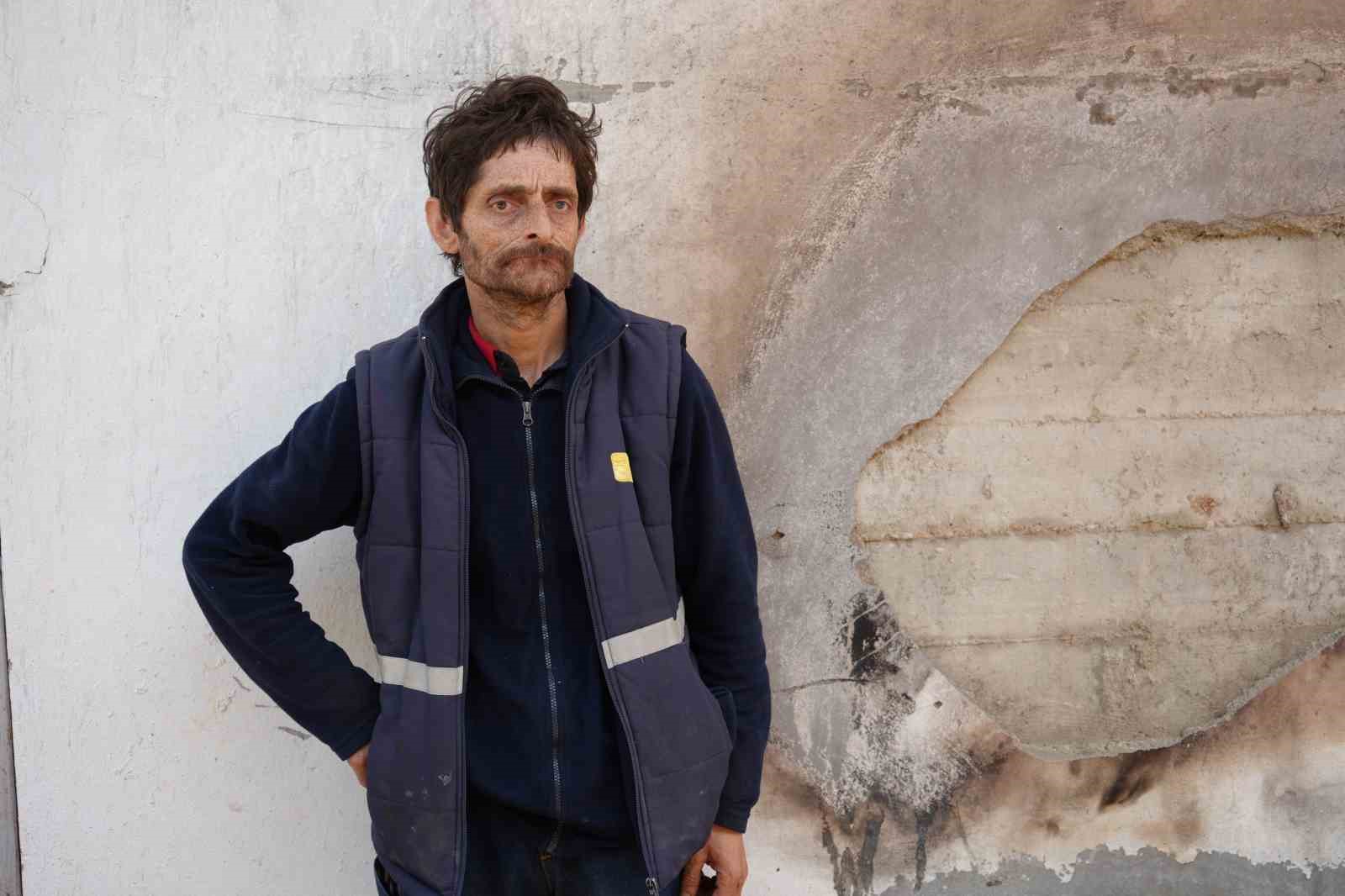 Evinin önündeki tekstil ürünleri tezgahı küle döndü