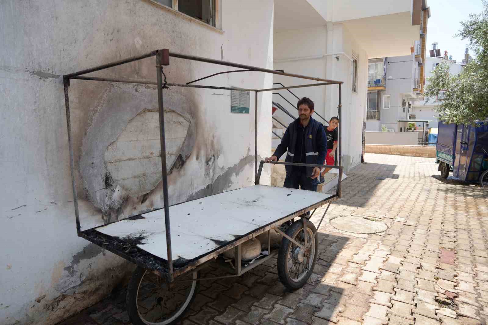 Evinin önündeki tekstil ürünleri tezgahı küle döndü