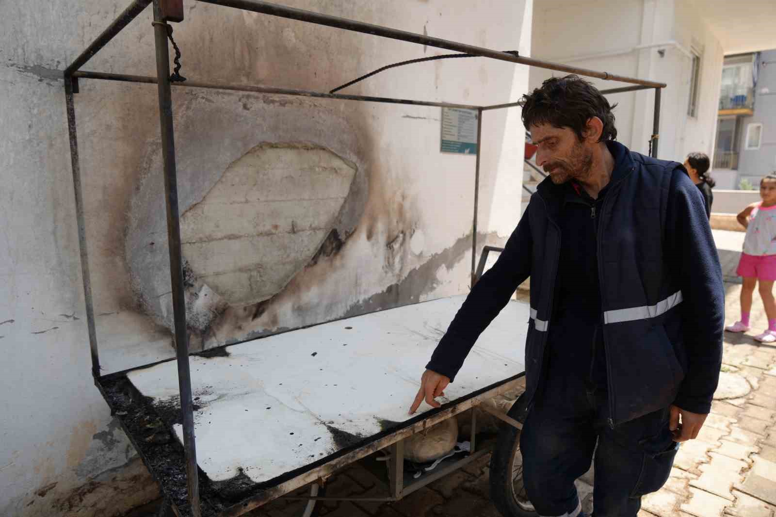 Evinin önündeki tekstil ürünleri tezgahı küle döndü