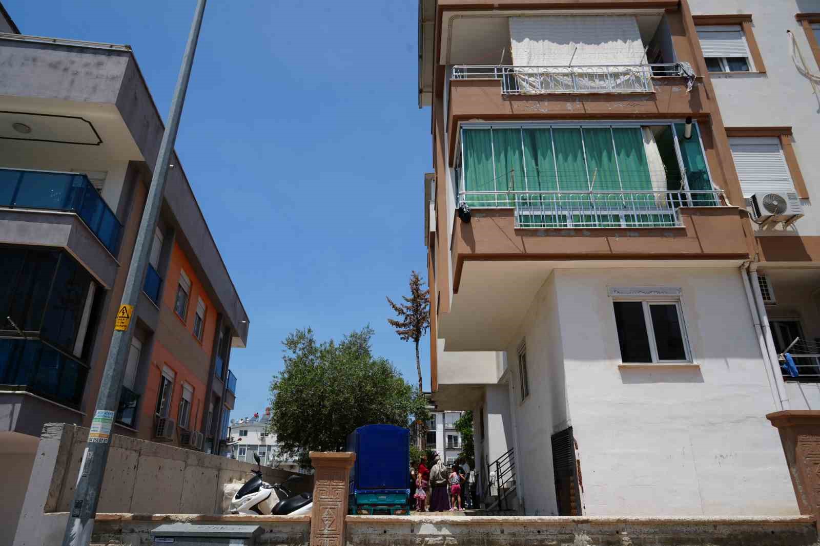 Evinin önündeki tekstil ürünleri tezgahı küle döndü