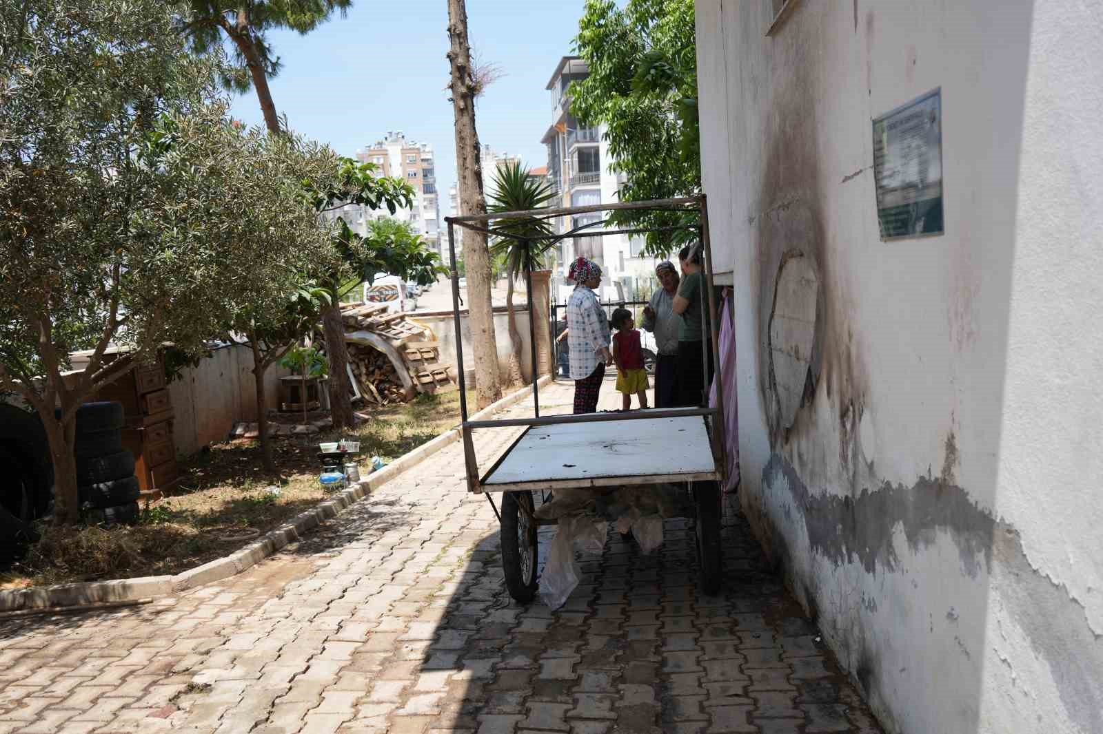 Evinin önündeki tekstil ürünleri tezgahı küle döndü