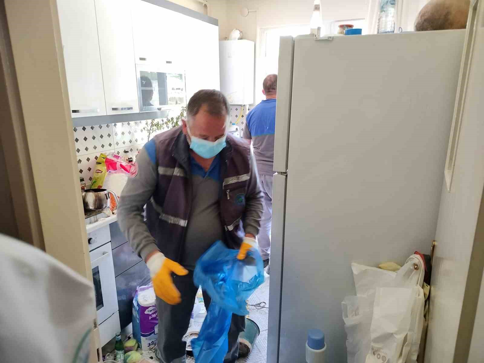 Emekli doktorun çöp eve dönen dairesi temizlendi