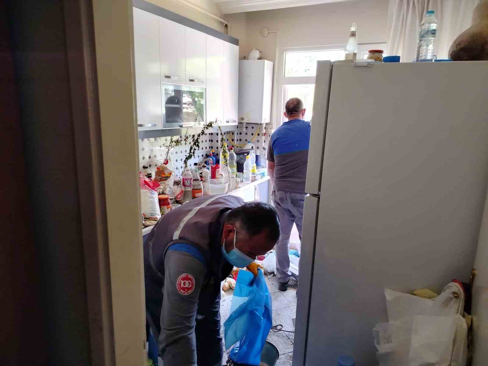 Emekli doktorun çöp eve dönen dairesi temizlendi