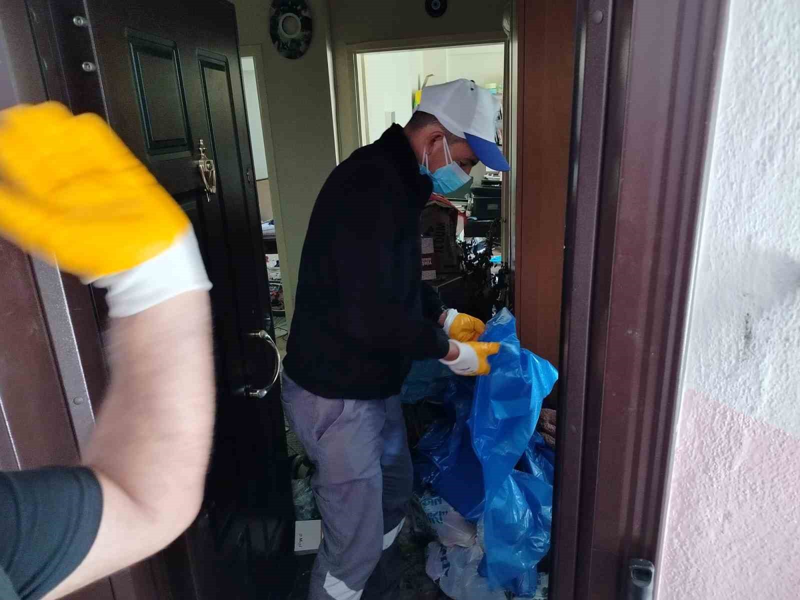 Emekli doktorun çöp eve dönen dairesi temizlendi