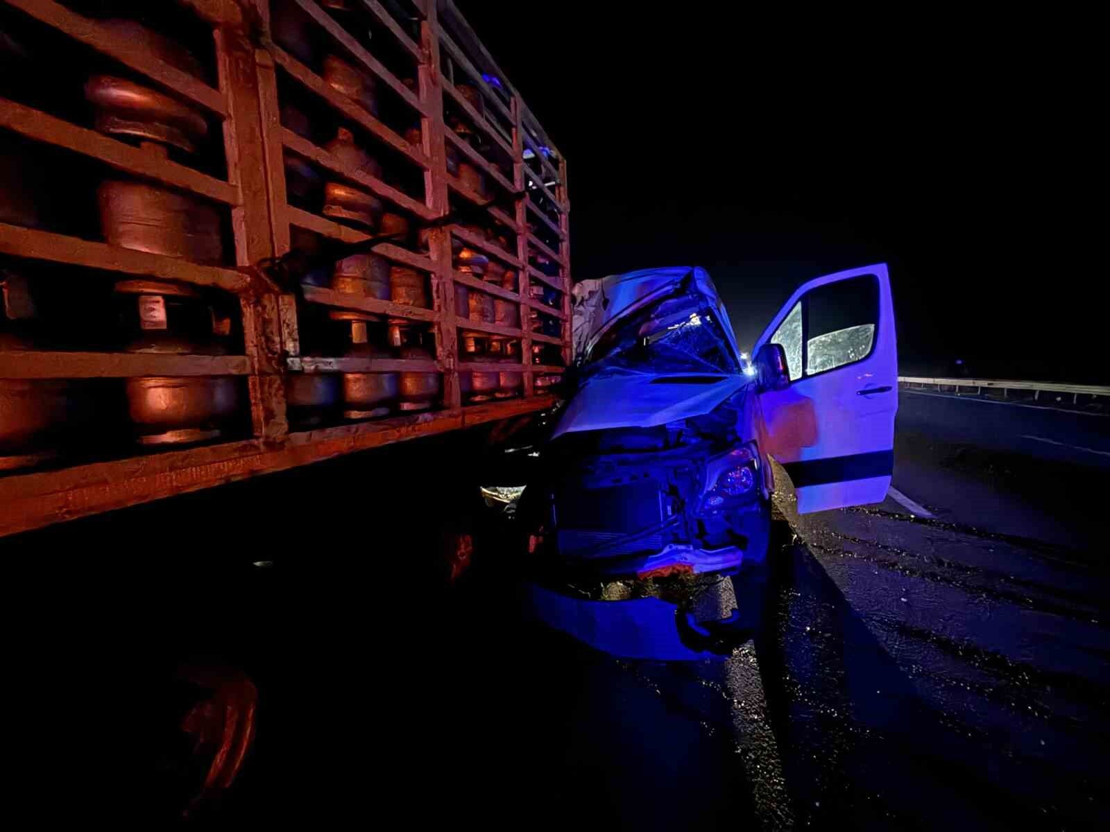 TEM’de can pazarı... Tüp yüklü kamyon ile minibüs çarpıştı: 16 yaralı