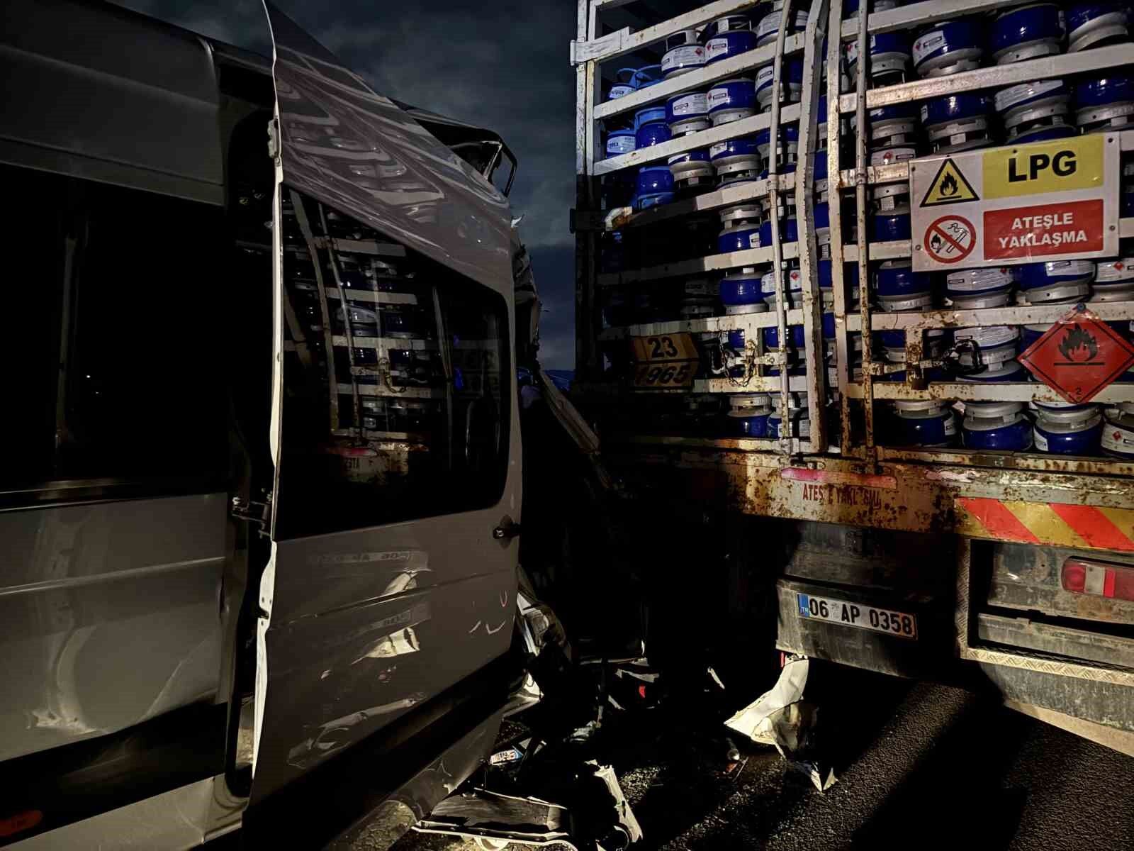 TEM’de can pazarı... Tüp yüklü kamyon ile minibüs çarpıştı: 16 yaralı