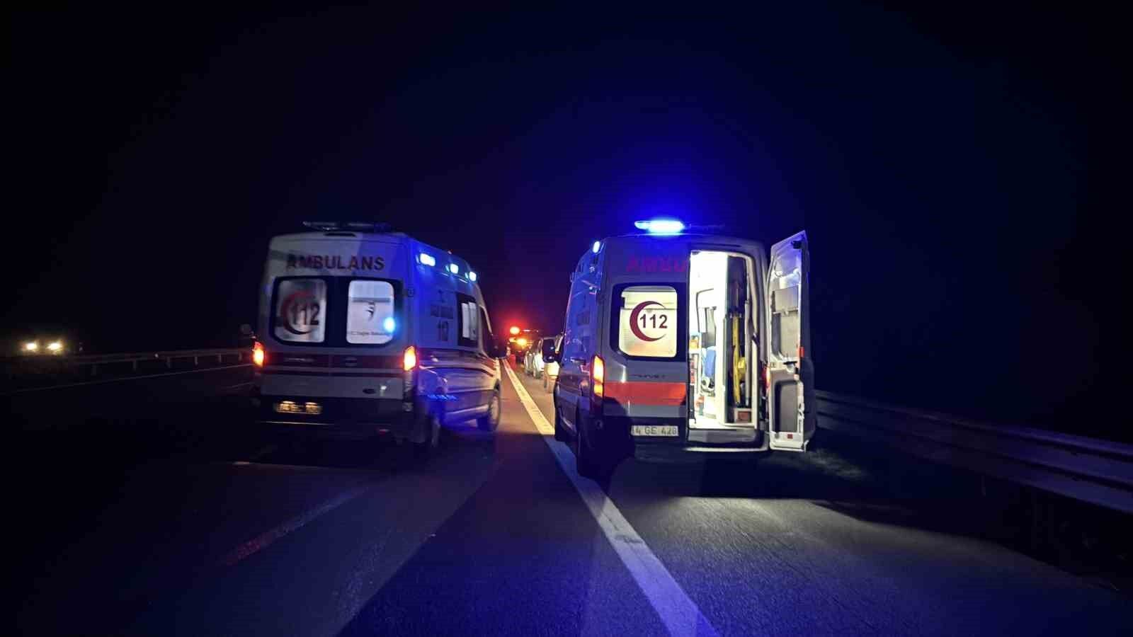 TEM’de can pazarı... Tüp yüklü kamyon ile minibüs çarpıştı: 16 yaralı