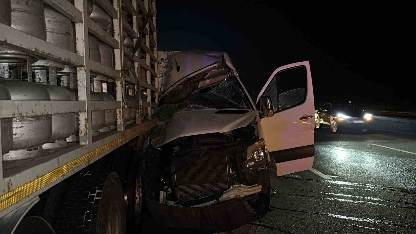 TEM’de can pazarı... Tüp yüklü kamyon ile minibüs çarpıştı: 16 yaralı