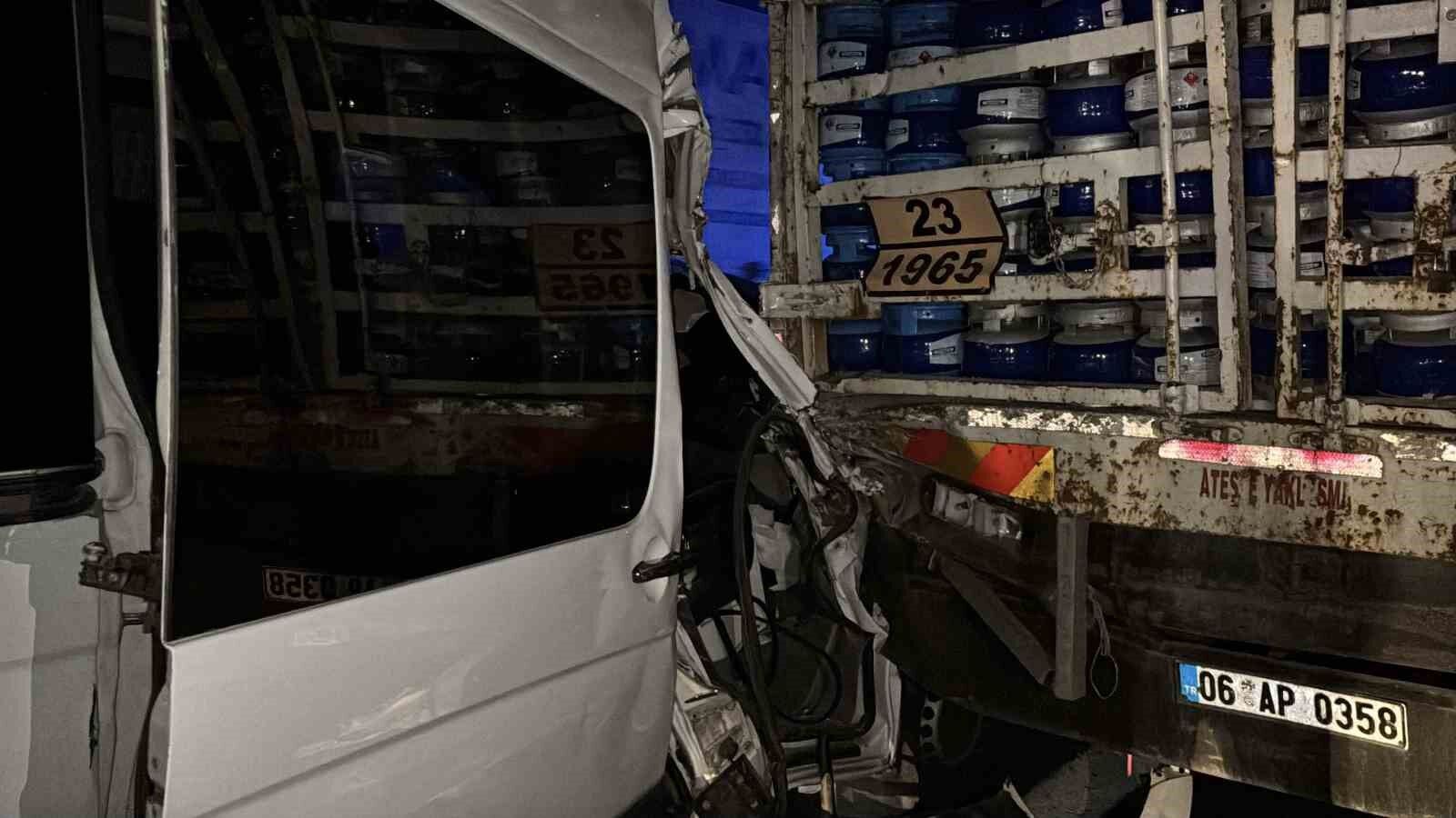 TEM’de can pazarı... Tüp yüklü kamyon ile minibüs çarpıştı: 16 yaralı