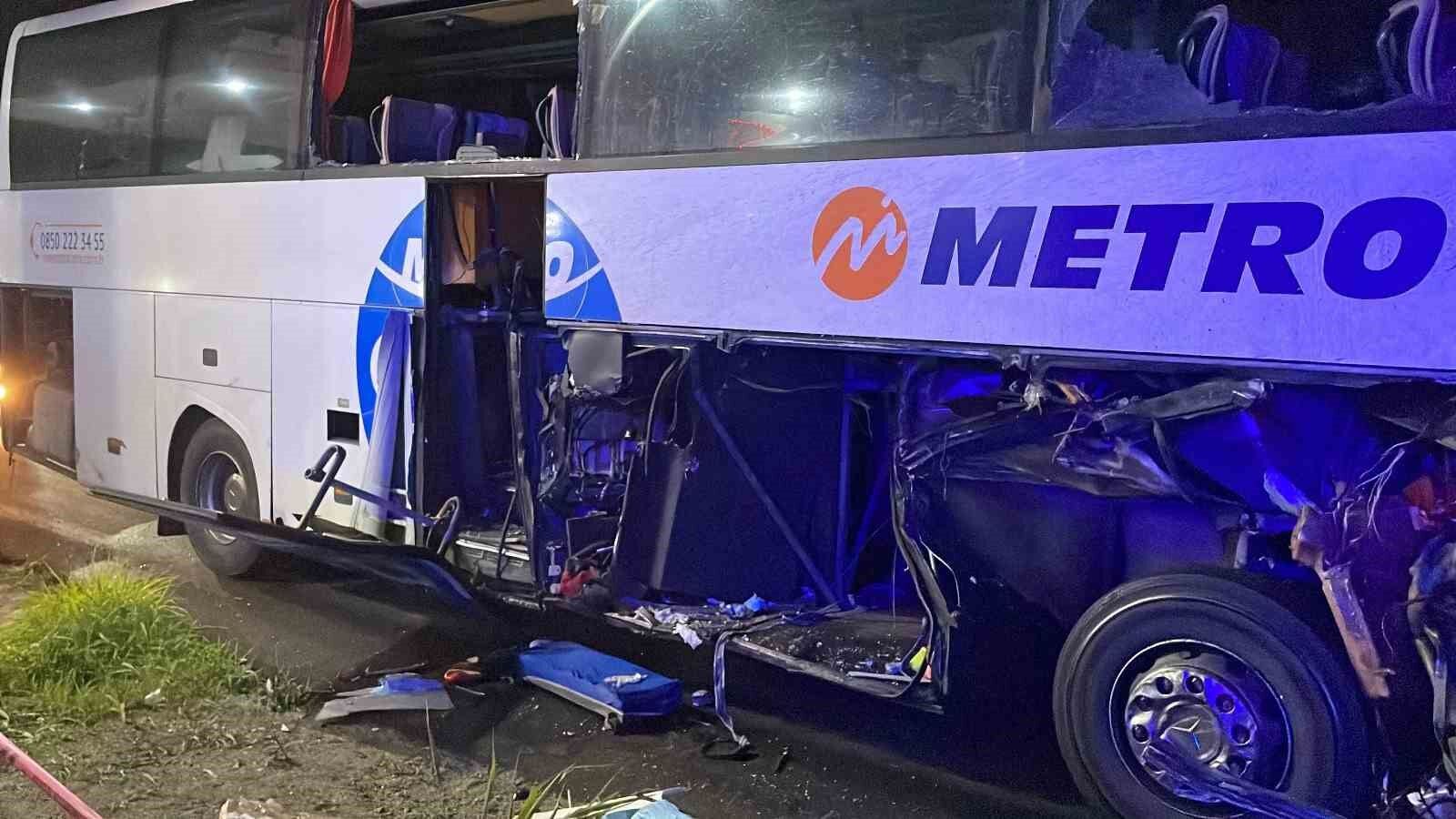 Faciadan dönüldü: 40 yolcusu olan otobüs tıra çarptı, 12 kişi yaralandı