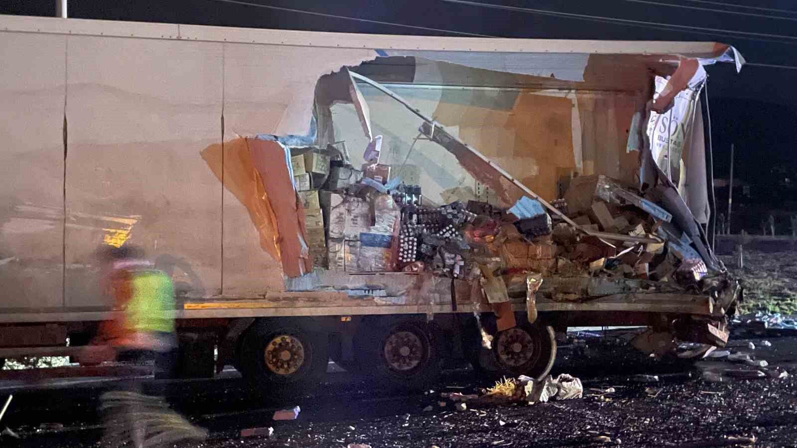 Faciadan dönüldü: 40 yolcusu olan otobüs tıra çarptı, 12 kişi yaralandı