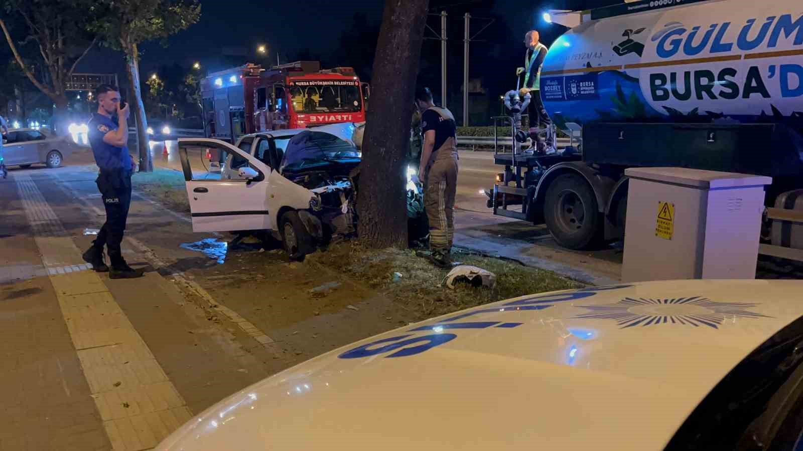 Direksiyon hakimiyetini kaybeden sürücü ağaca çarptı