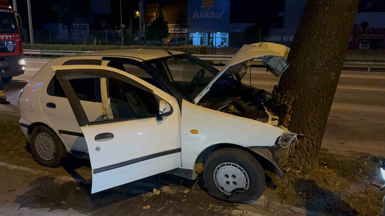 Direksiyon hakimiyetini kaybeden sürücü ağaca çarptı