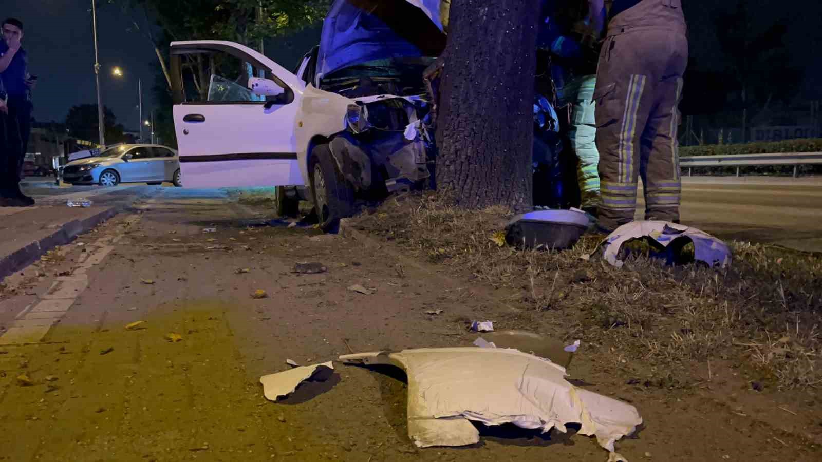 Direksiyon hakimiyetini kaybeden sürücü ağaca çarptı