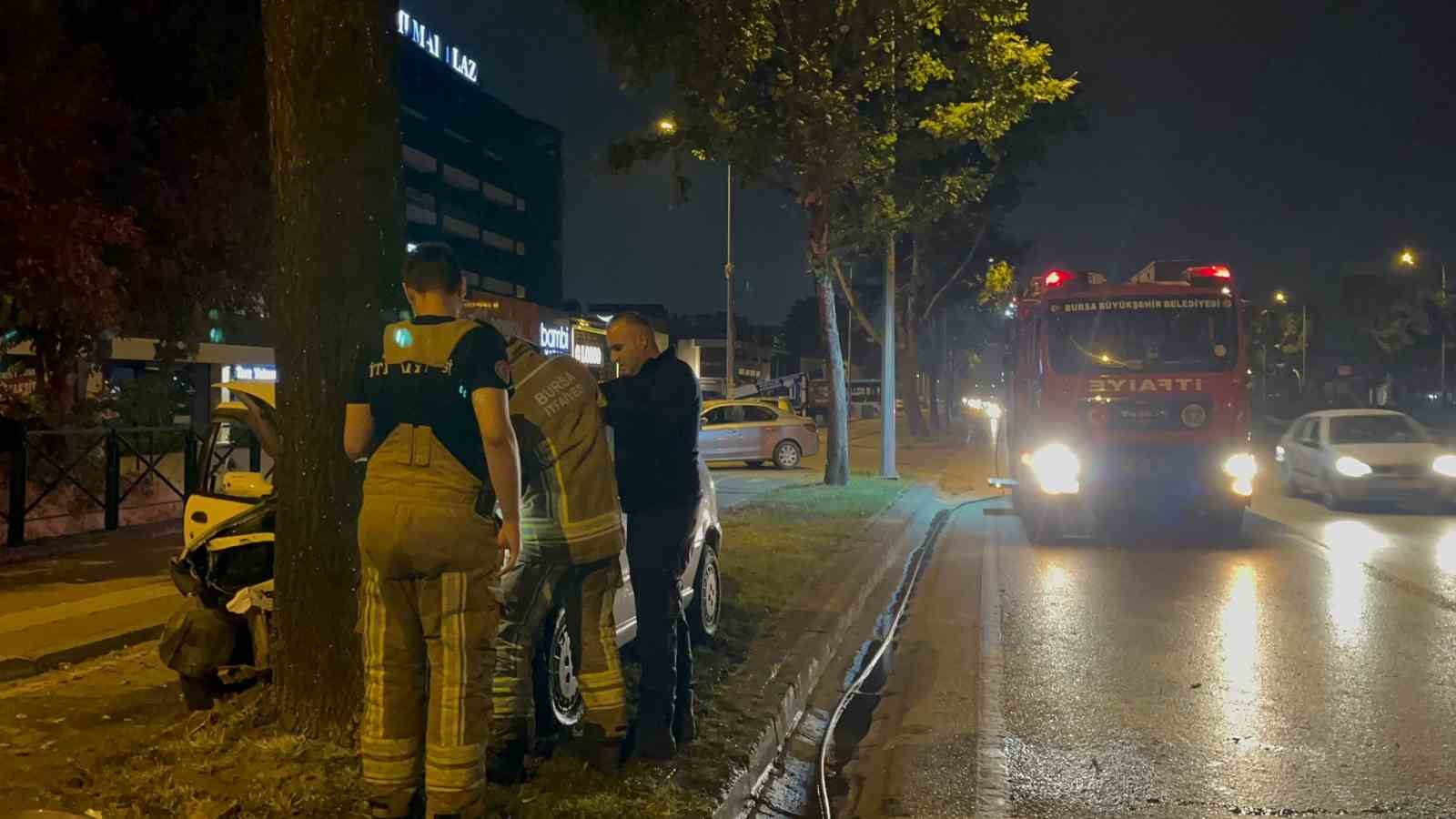 Direksiyon hakimiyetini kaybeden sürücü ağaca çarptı