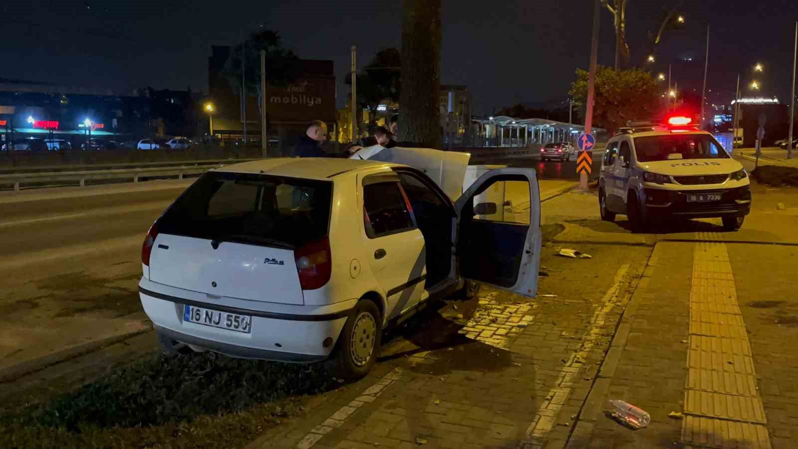 Direksiyon hakimiyetini kaybeden sürücü ağaca çarptı