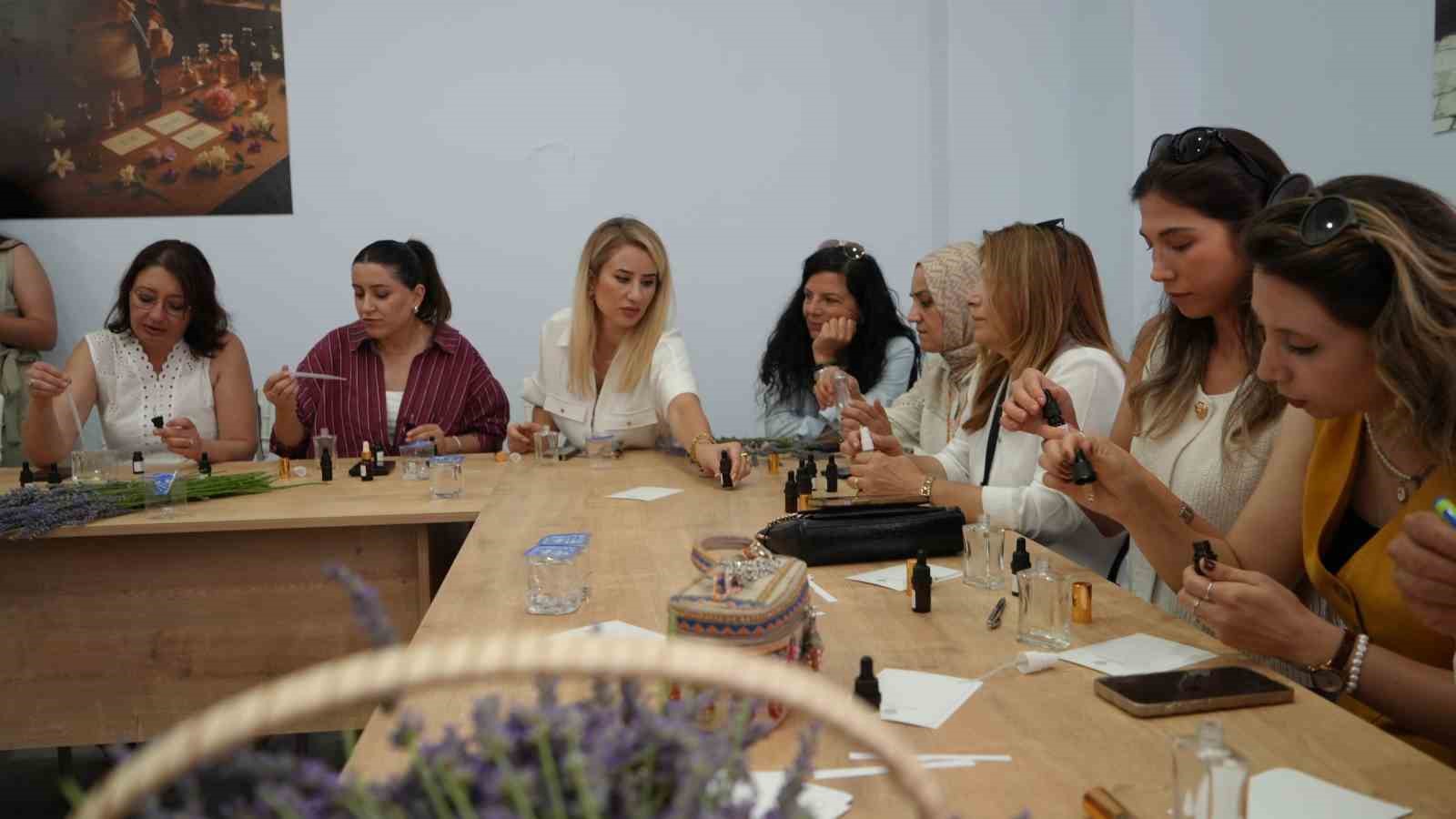 Lavanta tarlalarında mor bir şölen: Festival hasatla başladı, koku atölyeleri mest etti