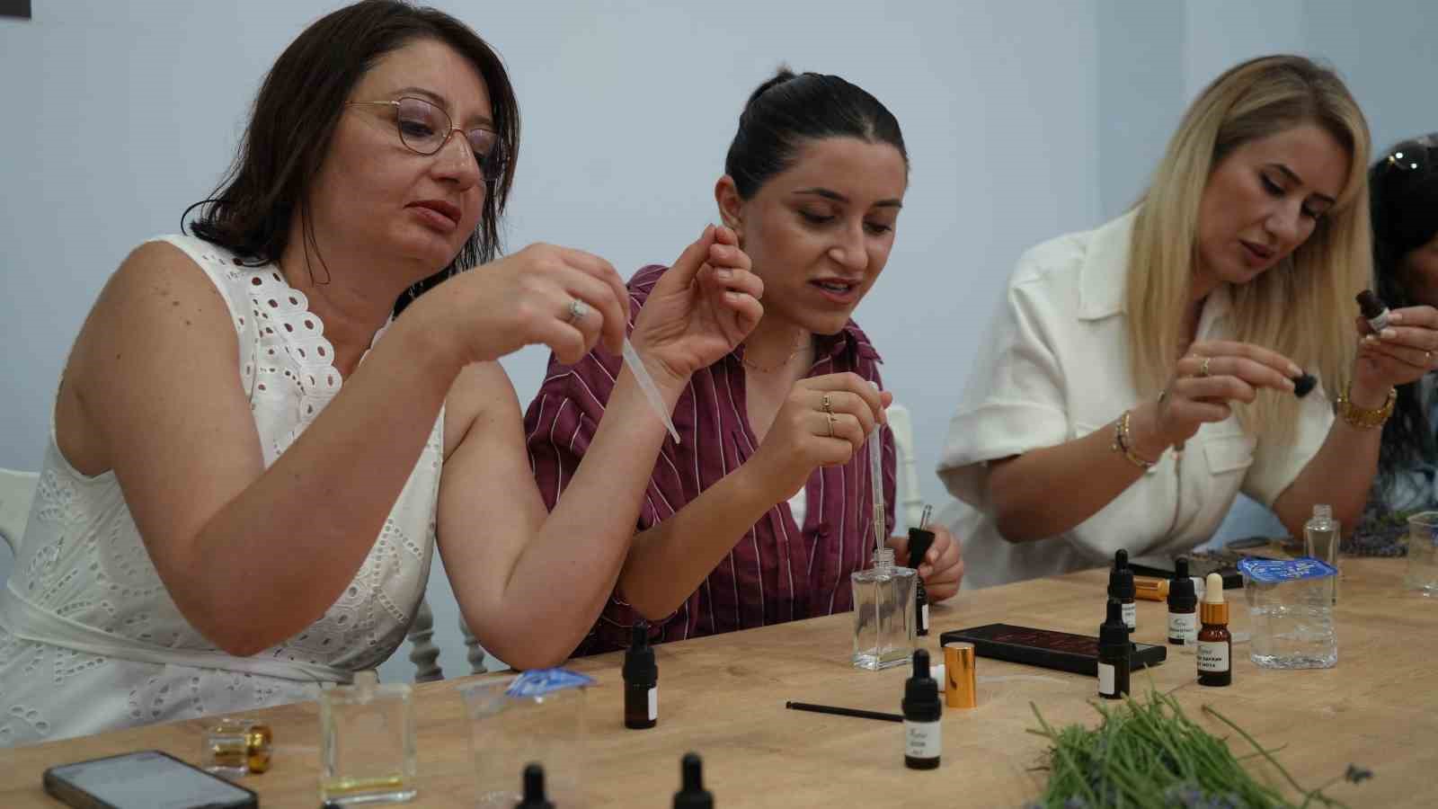 Lavanta tarlalarında mor bir şölen: Festival hasatla başladı, koku atölyeleri mest etti