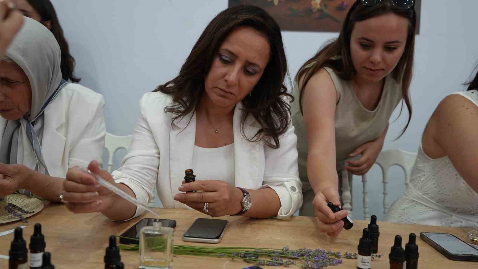 Lavanta tarlalarında mor bir şölen: Festival hasatla başladı, koku atölyeleri mest etti