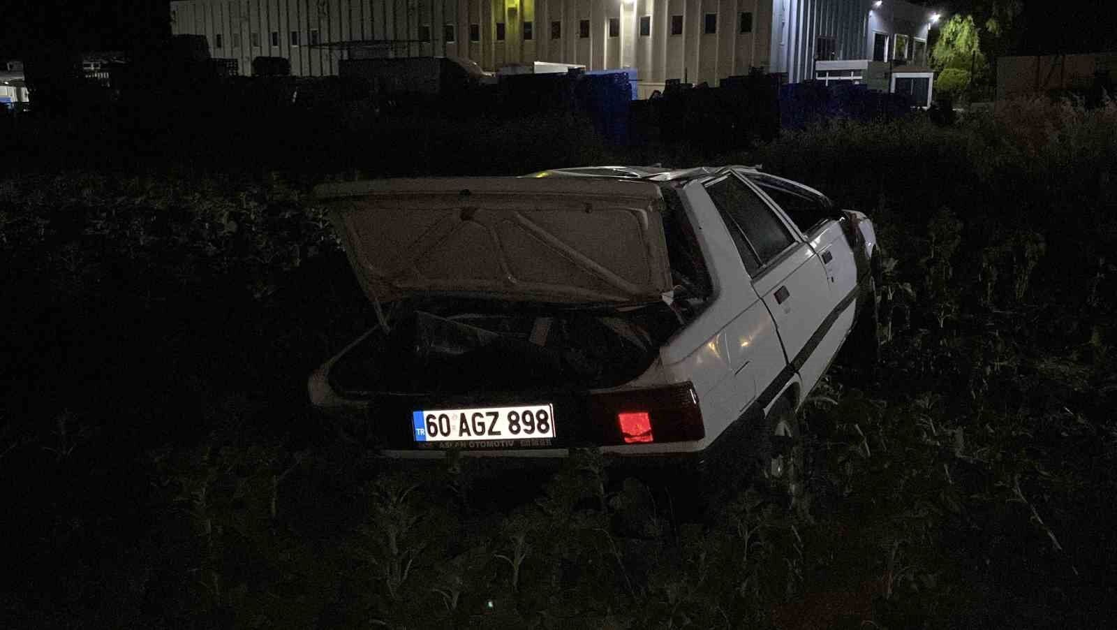 Palete çarpan otomobil tarlaya savruldu: 1 yaralı